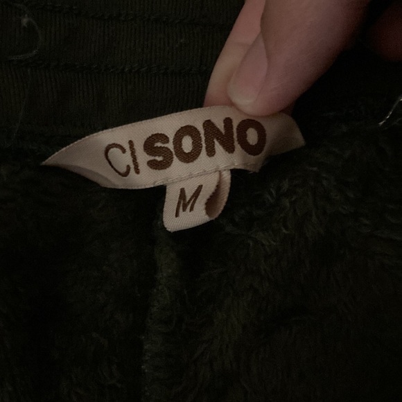 This pair of sweatpants I’m selling is dark green, the brand is CI SONÓ - Picture 2 of 6